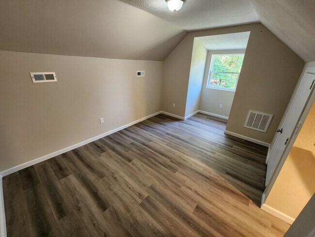Building Photo - Spacious 3-Bedroom, 1-Bathroom Home AVAILABLE NOW!!