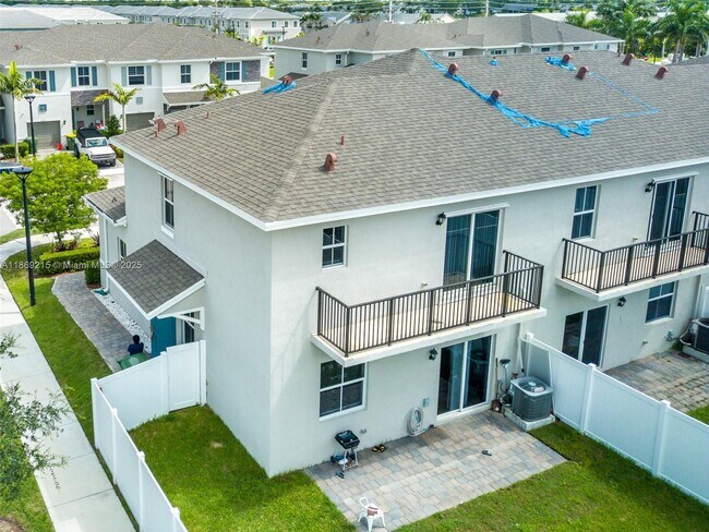 Building Photo - 750 SE 16th Ct