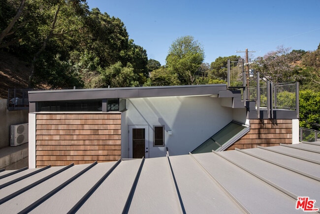 Building Photo - 8870 Wonderland Ave