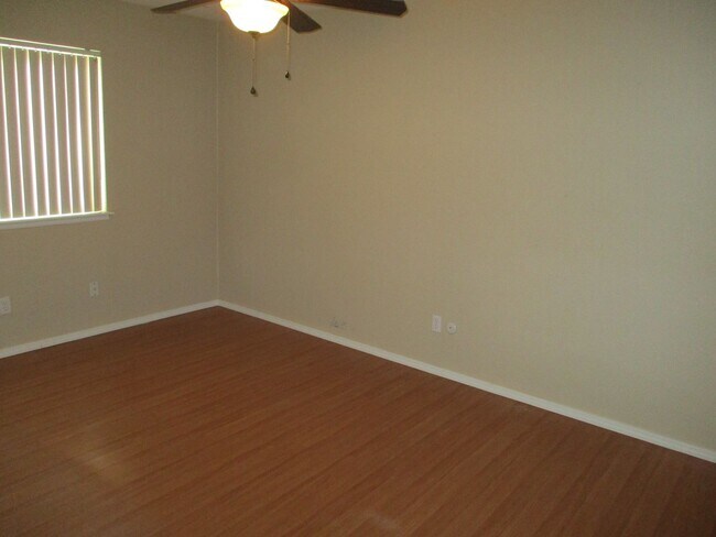 Building Photo - NICE DUPLEX IN CARMICHAEL!!