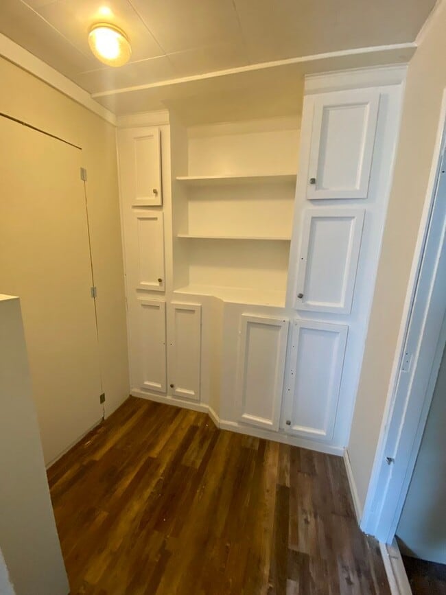 Building Photo - Charming 2 Bedroom House