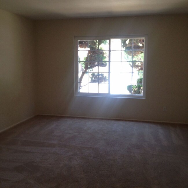 Building Photo - Clean and Bright 5 Bedroom House Near SDSU!