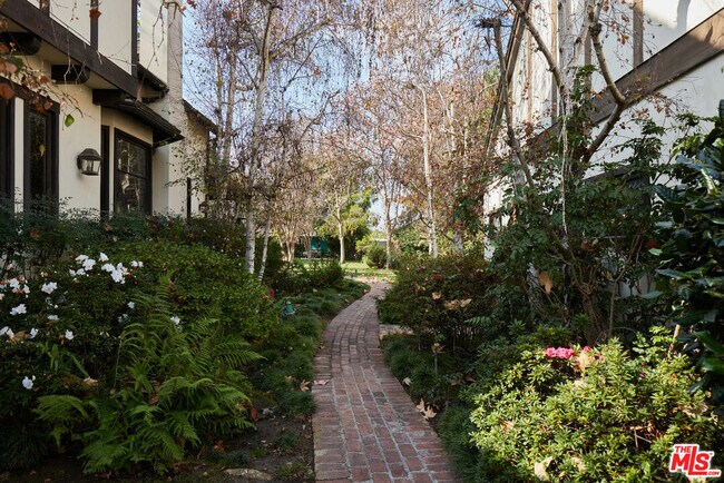 Building Photo - 11247 Briarcliff Ln