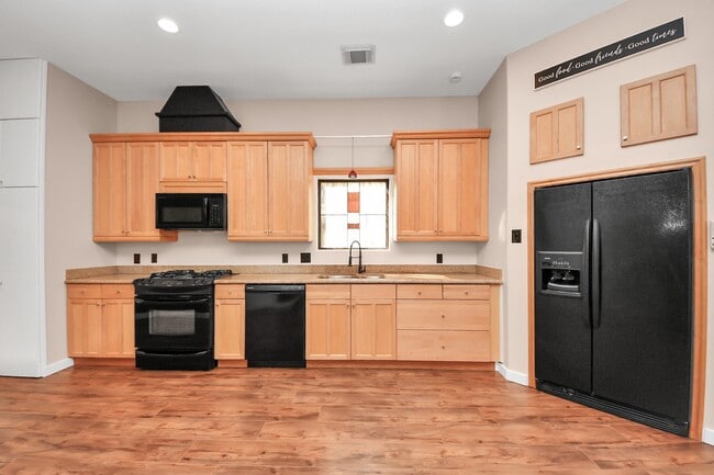 Building Photo - 832 W 27th St