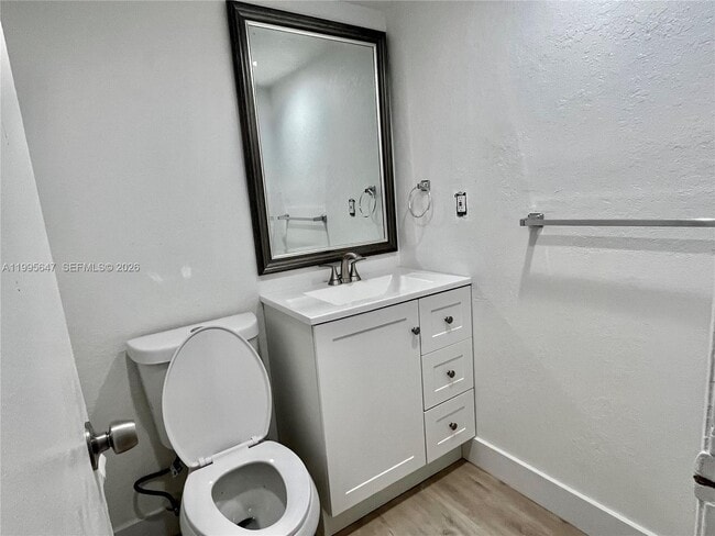 Building Photo - 550 SW 115th Ave