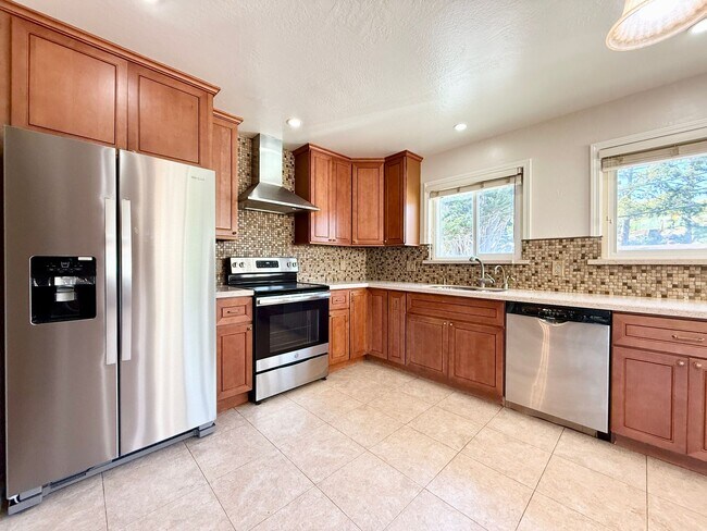 Building Photo - Gorgeously Updated 4-Bed/3-Bath Home & Ent...