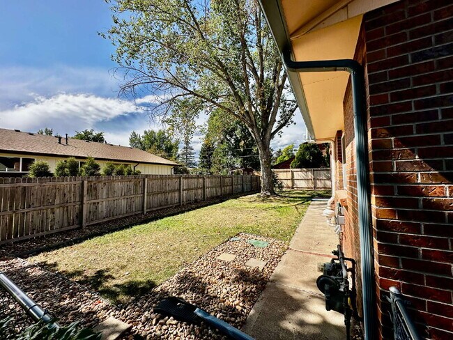 Building Photo - Wonderful 3 bed/2 bath duplex in Westminster!