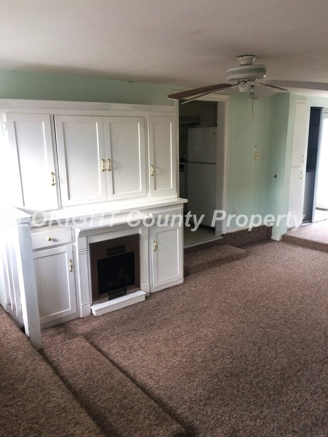 Building Photo - AVAILABLE FEBRUARY- Lower Level Duplex - 1 Bedroom + Den