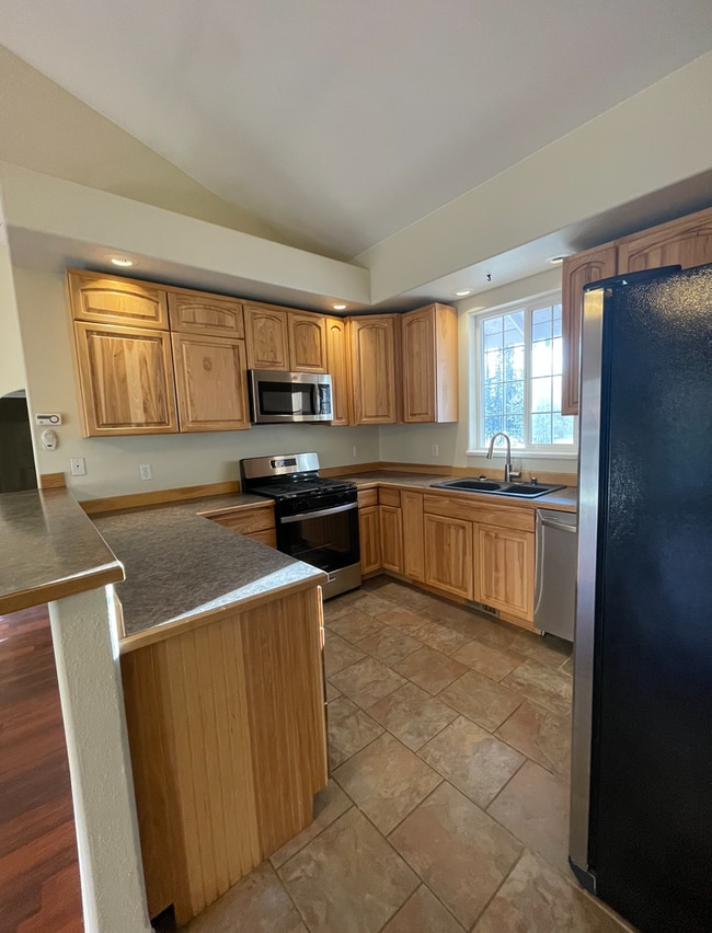 Building Photo - 6225 N Wildwood Dr
