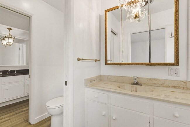 Building Photo - HUGE 2 bed 2 bath in Prime Santa Monica!