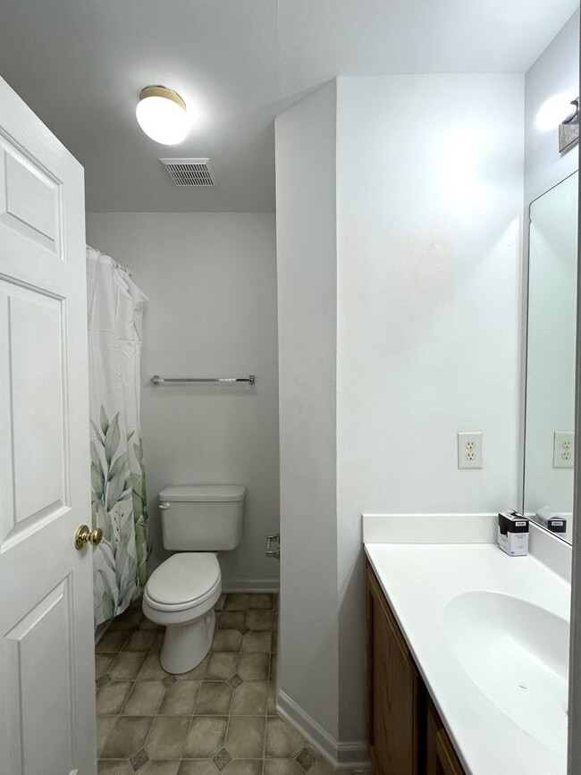 Building Photo - Great 2 Bedroom Townhome with Basement and Garage!