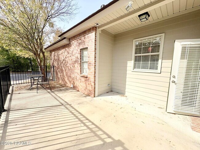 Building Photo - 23 Courtyard Cir