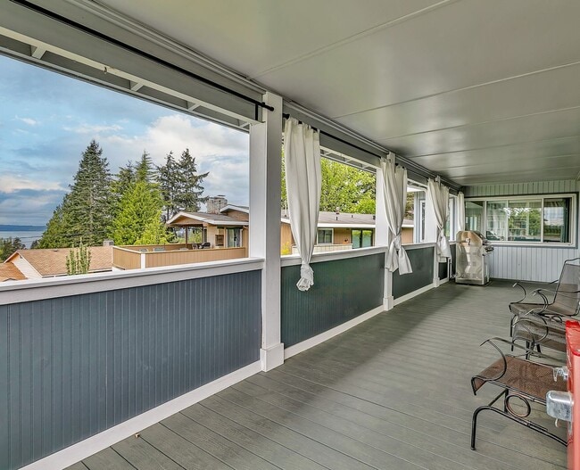 Building Photo - Rare Find: Flexible Living and Stunning Vi...