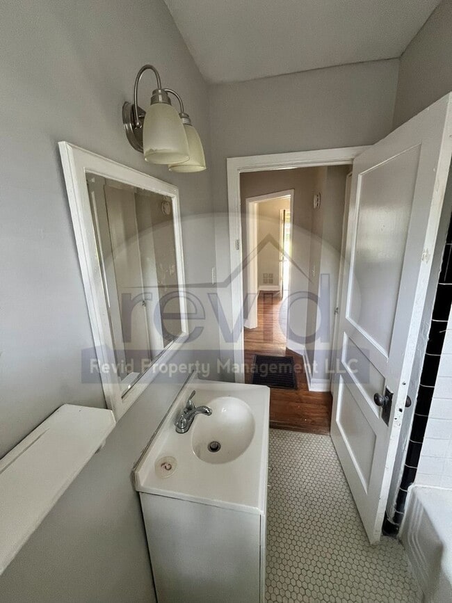Building Photo - 2562 Quail Ave