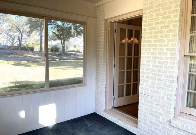 Building Photo - 3 Bed 1 Bath Brick Home - Corner Lot