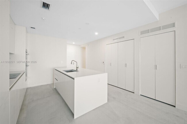 Building Photo - 700 NE 24th St