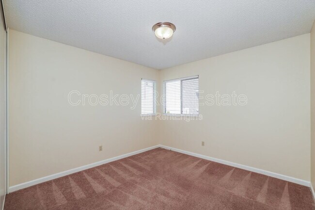 Building Photo - 357 Hazelnut Ln