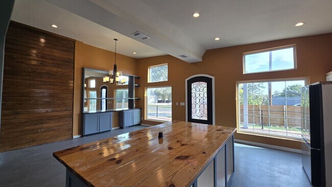 Building Photo - Renovated / Spacious Ranch Style Home in Lago Vista