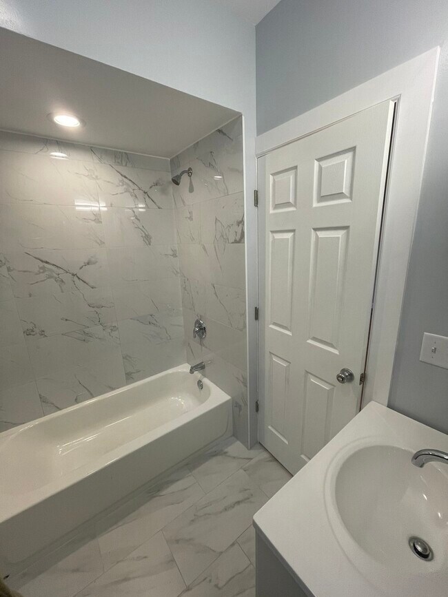 Building Photo - 7331 N Honore St