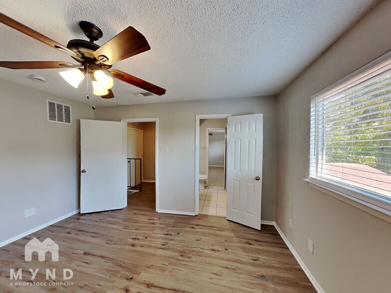 Building Photo - 605 Pyramid Dr
