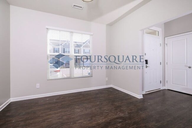 Building Photo - Conveniently Located Townhome With 3 Beds and 2.5 Baths