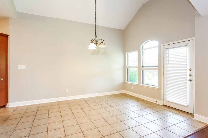 Building Photo - 206 Cox Dr