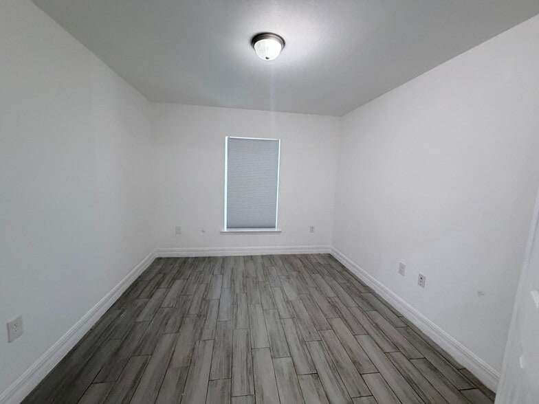 Building Photo - First Month's FREE !!! 2/2 plus Bonus Room