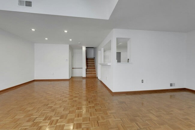 Building Photo - 806 Spinnaker Ct