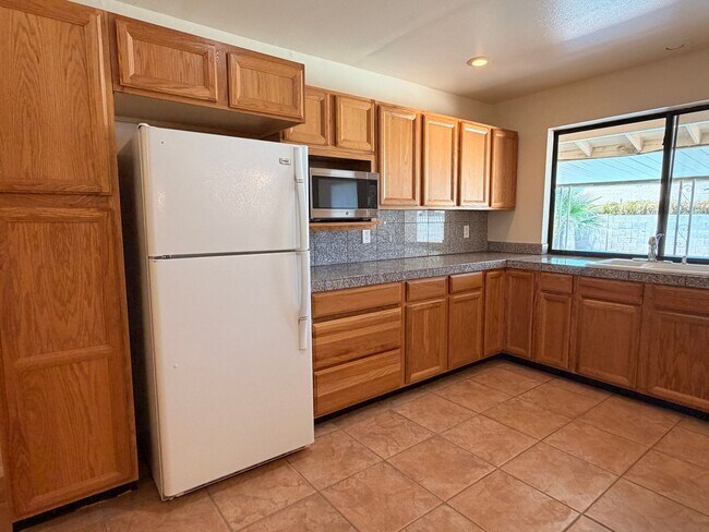 Building Photo - 718 E Manhatton Dr