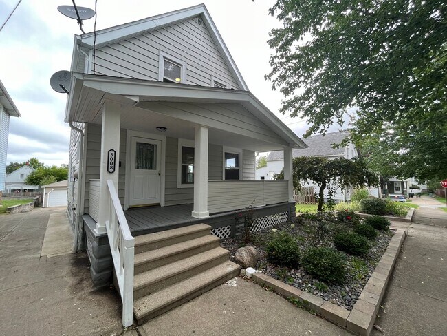 Building Photo - Old Brooklyn Area - 3 Bedroom Single Famil...