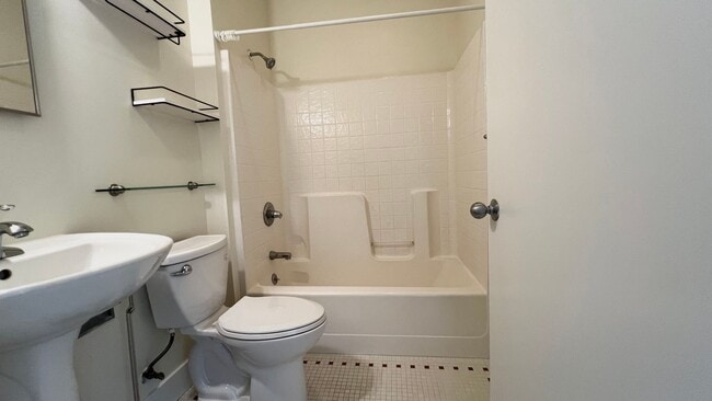 Building Photo - Beautiful Spacious 2 bd/1ba filled with light in Popular Neighborhood – Oakland, Emeryville, and ...
