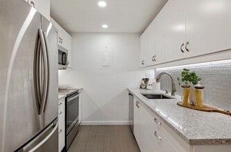 Building Photo - 50-56 Broadlawn Park Unit 221