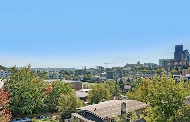 Building Photo - 709 15th Ave