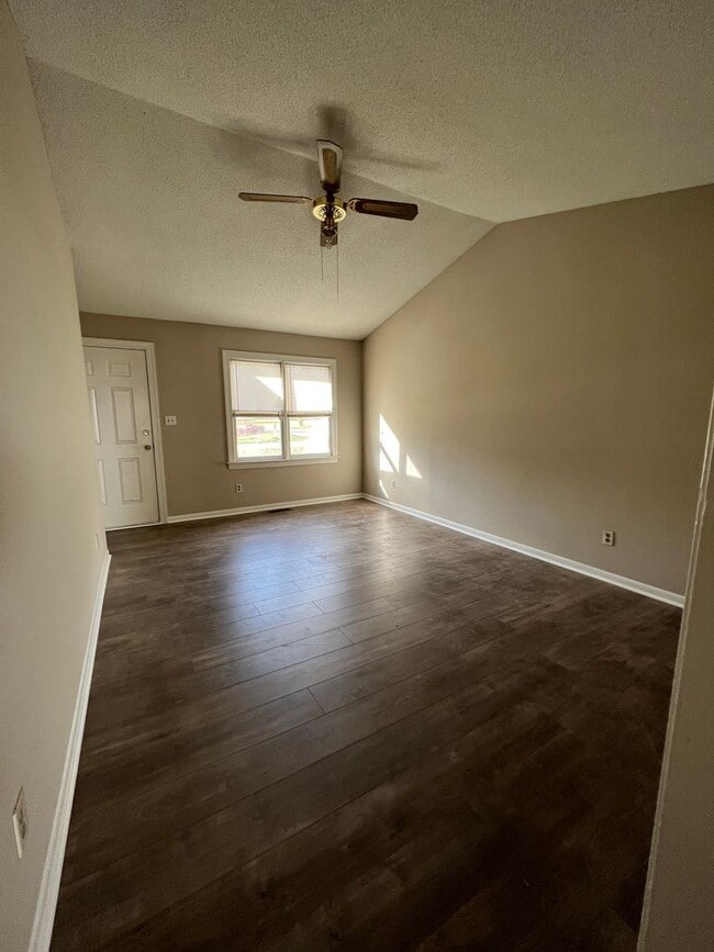 Building Photo - 123 Harper St