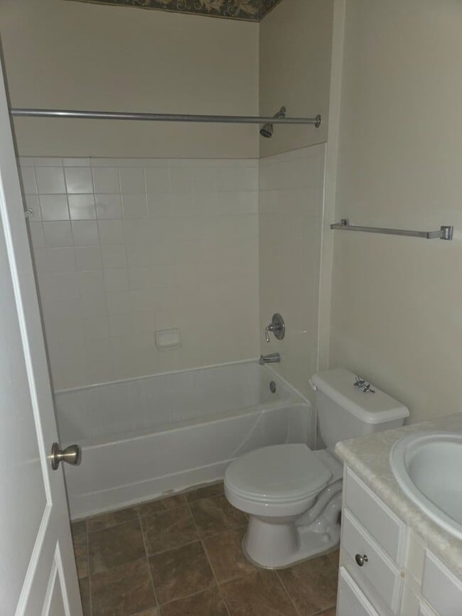 Building Photo - 2 Bedroom 2 bathroom unit available now!