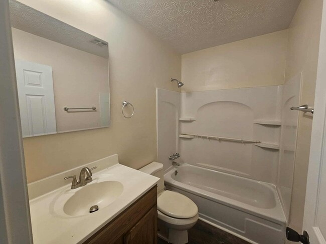 Building Photo - Ravenna 2-bedroom 1 bath Duplex