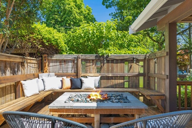 Building Photo - Modern Retreat in the Heart of Capitol Hil...
