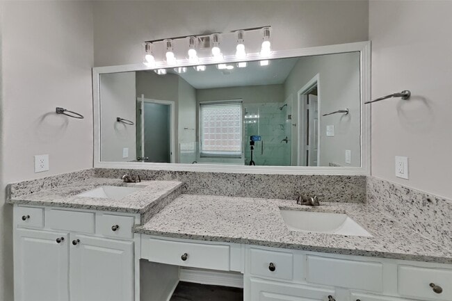 Building Photo - 7015 Fountain Lilly Dr