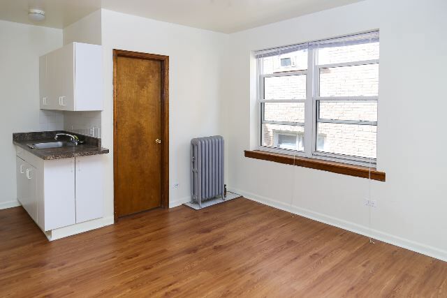 Building Photo - 4241 N Kenmore Ave