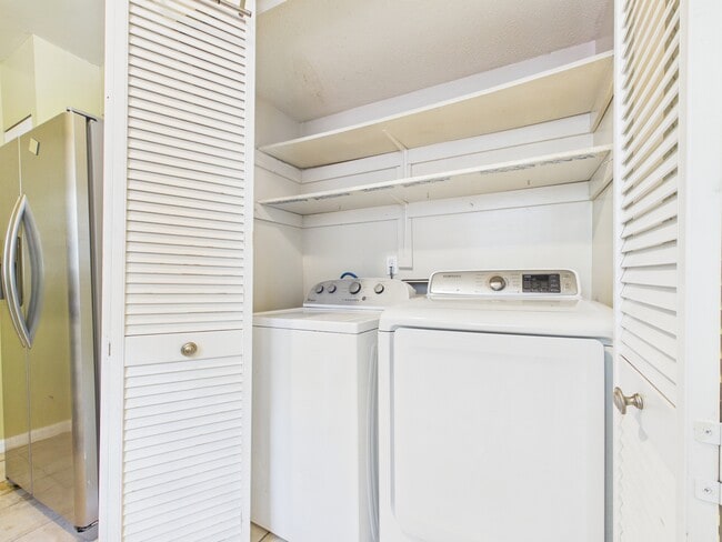 Building Photo - 8811 Hunter Ridge Dr