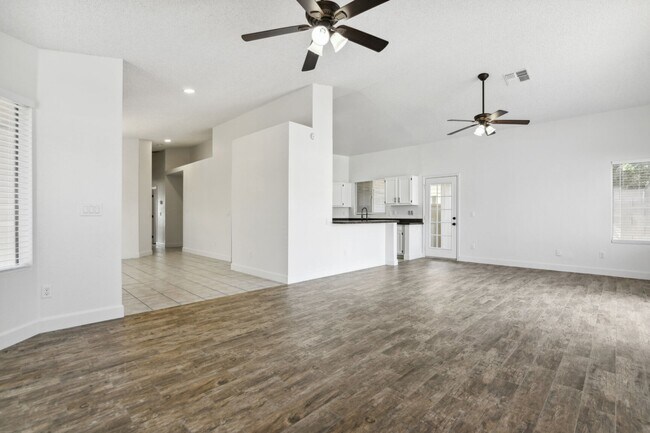 Building Photo - 3 Bedroom home with large backyard!