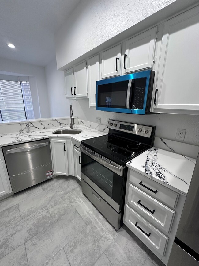 Building Photo - 2121 El Paseo St