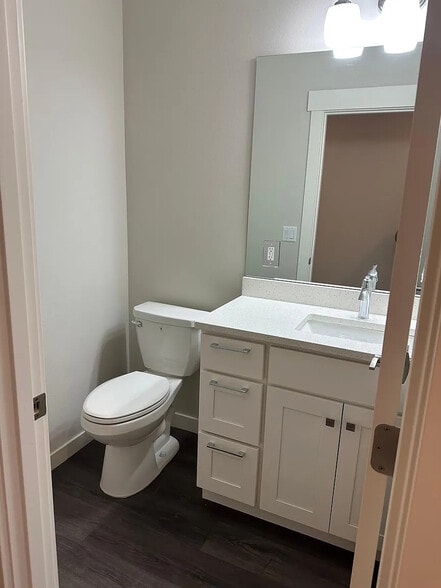 Building Photo - 910 Poplar Ave