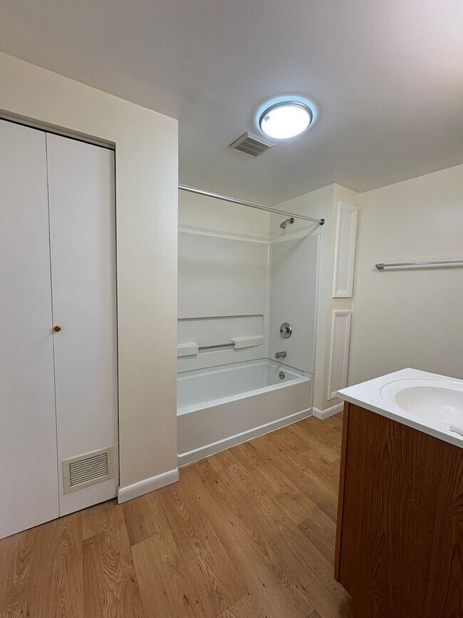 Building Photo - Updated 1-Bedroom Apartment – Move-In Ready!