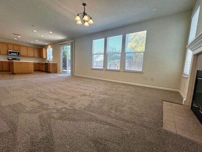 Building Photo - Gorgeous 3 Bed / 2.5 Bath Home in Desirabl...