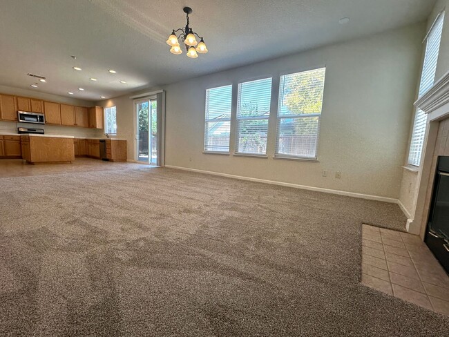 Building Photo - Gorgeous 3 Bed / 2.5 Bath Home in Desirable Rose Garden Community!