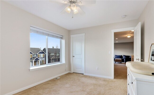 Building Photo - Beautiful large 4 bedroom home in the High...