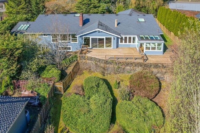 Building Photo - 4-Bedroom Luxury Home for Rent by Portland...