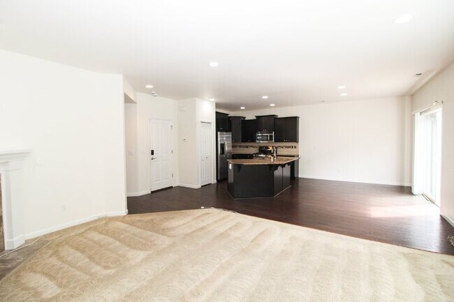 Building Photo - Spacious Rental! 3bed 3bath 2039sf 2 Car Garage A/C + Bonus Room