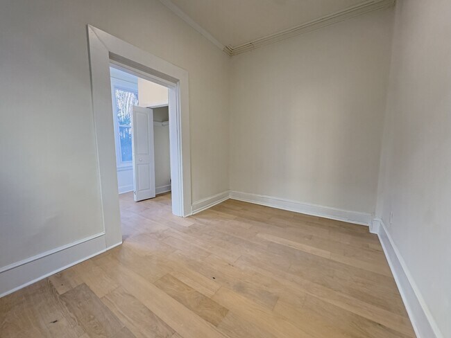 Building Photo - 2039 Green St